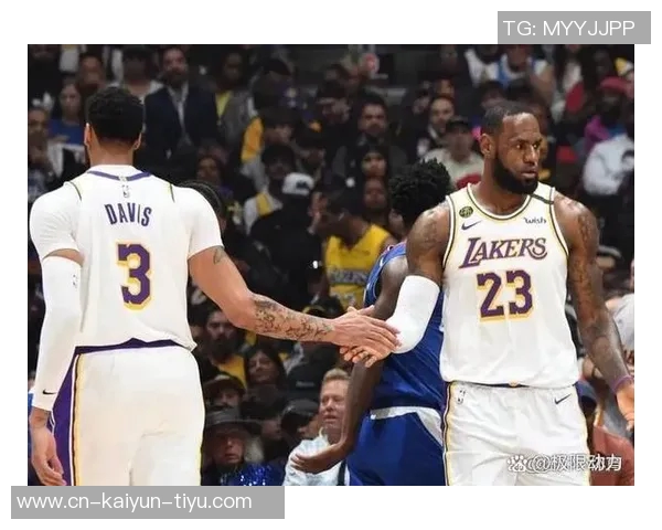 快船与热火激战正酣NBA赛场上演精彩对决引发球迷热议